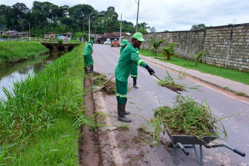 Limpeza do canal do Maguariaçu no bairro Maguari