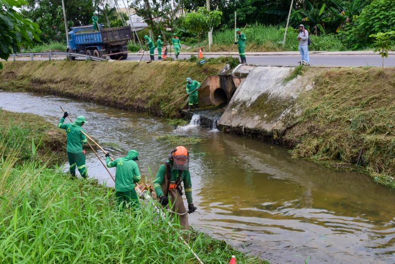 Limpeza do canal do Maguariaçu no bairro Maguari