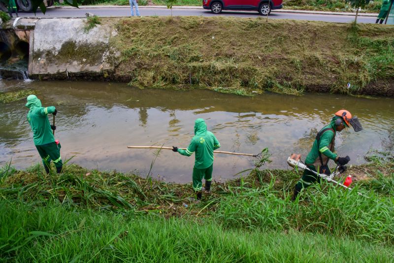 Limpeza do canal do Maguariaçu no bairro Maguari