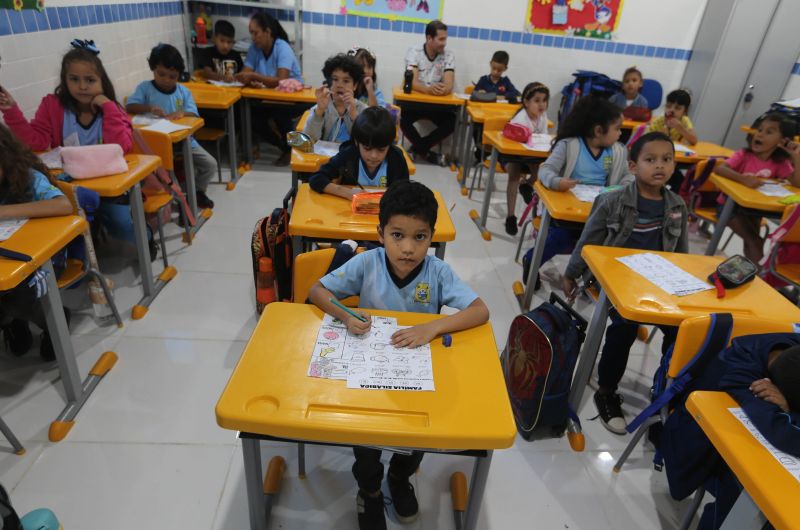 Inauguração da escola Amélia Reis no bairro Centro