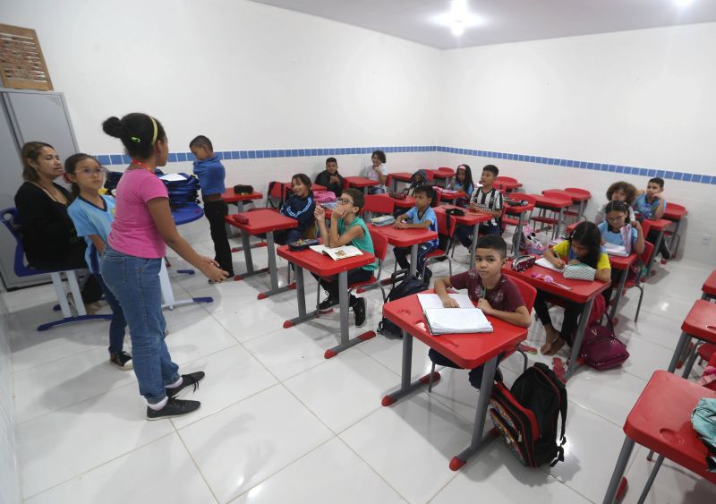 Inauguração da escola Amélia Reis no bairro Centro