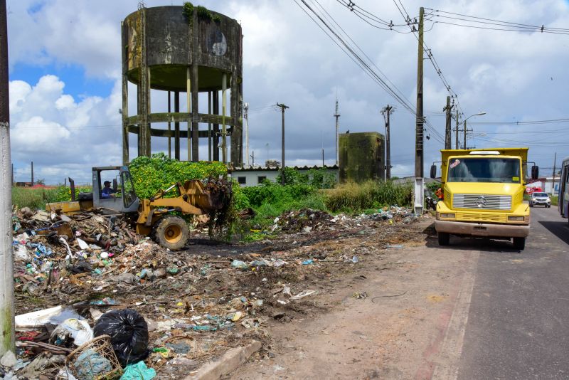 Imagens de limpeza do terreno ao lado da COSANPA na avenida Independência no Curuçambá