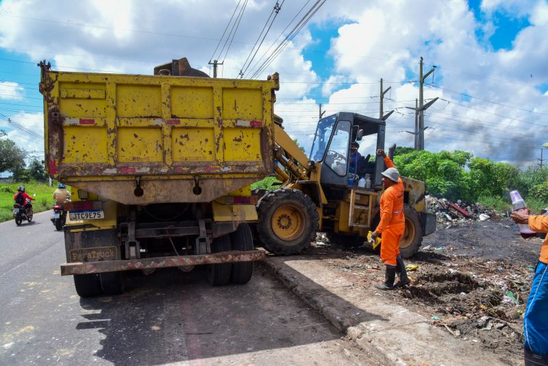 Imagens de limpeza do terreno ao lado da COSANPA na avenida Independência no Curuçambá