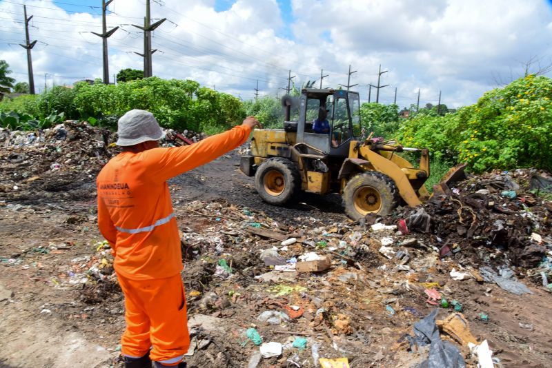 Imagens de limpeza do terreno ao lado da COSANPA na avenida Independência no Curuçambá