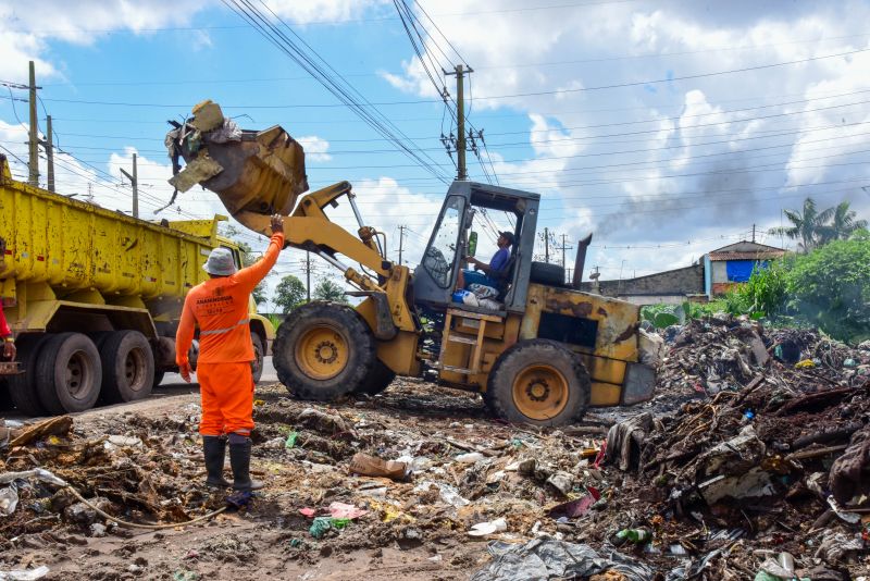 Imagens de limpeza do terreno ao lado da COSANPA na avenida Independência no Curuçambá