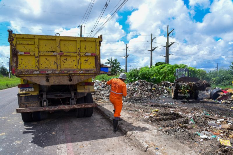 Imagens de limpeza do terreno ao lado da COSANPA na avenida Independência no Curuçambá