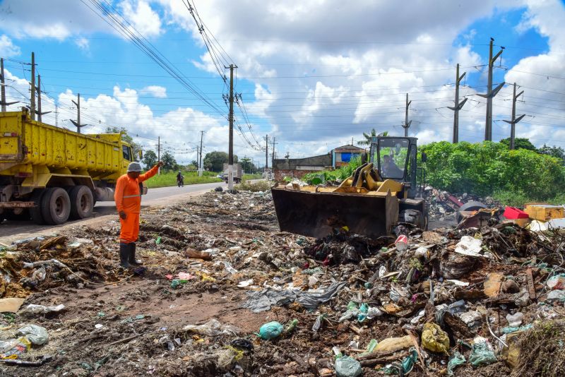 Imagens de limpeza do terreno ao lado da COSANPA na avenida Independência no Curuçambá