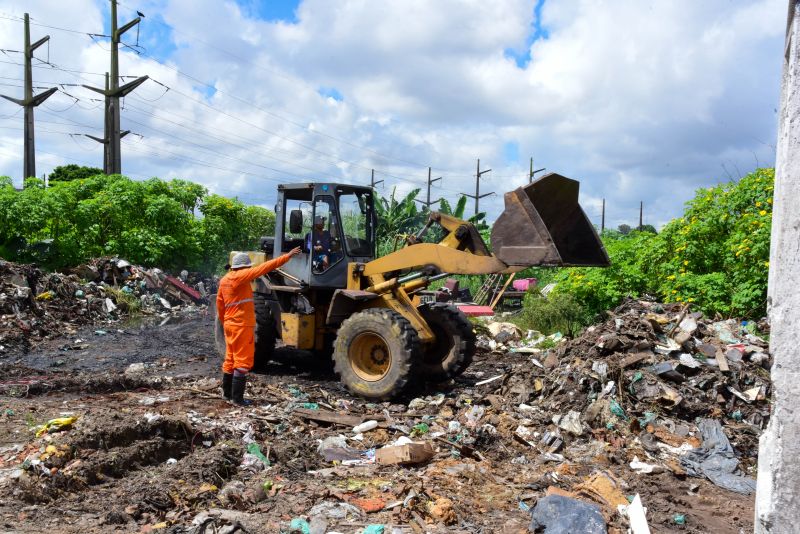 Imagens de limpeza do terreno ao lado da COSANPA na avenida Independência no Curuçambá