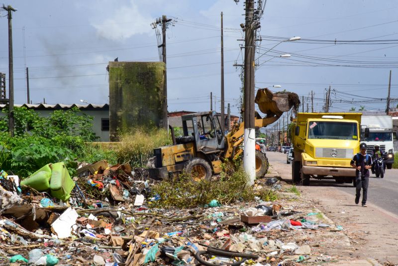 Imagens de limpeza do terreno ao lado da COSANPA na avenida Independência no Curuçambá