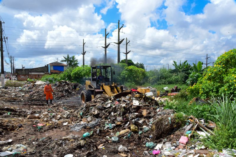 Imagens de limpeza do terreno ao lado da COSANPA na avenida Independência no Curuçambá