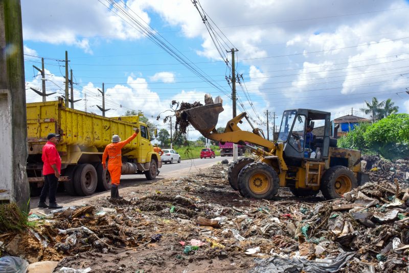 Imagens de limpeza do terreno ao lado da COSANPA na avenida Independência no Curuçambá