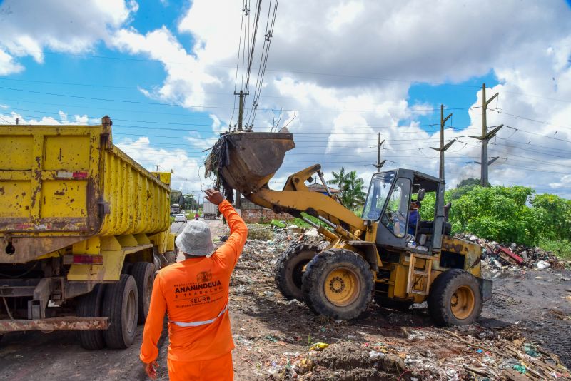 Imagens de limpeza do terreno ao lado da COSANPA na avenida Independência no Curuçambá