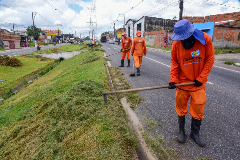 Imagens da limpeza do canteiro da avenida Independência