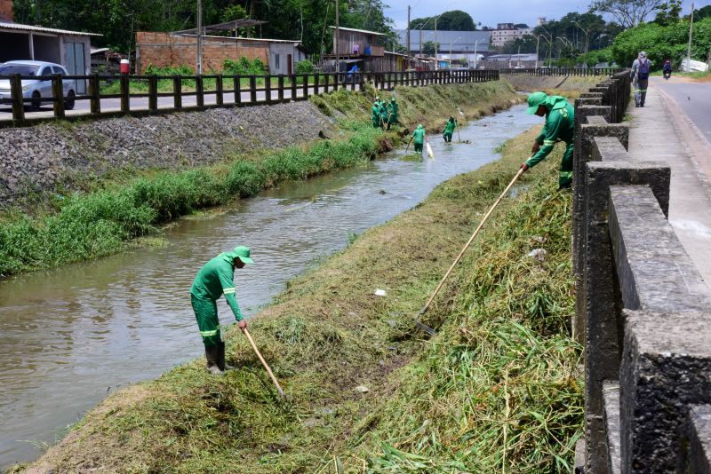 Imagens da limpeza do canal Maguariaçu na estrada do Maguari