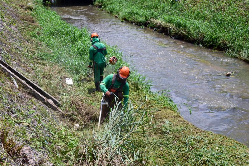 Imagens da limpeza do canal Maguariaçu na estrada do Maguari