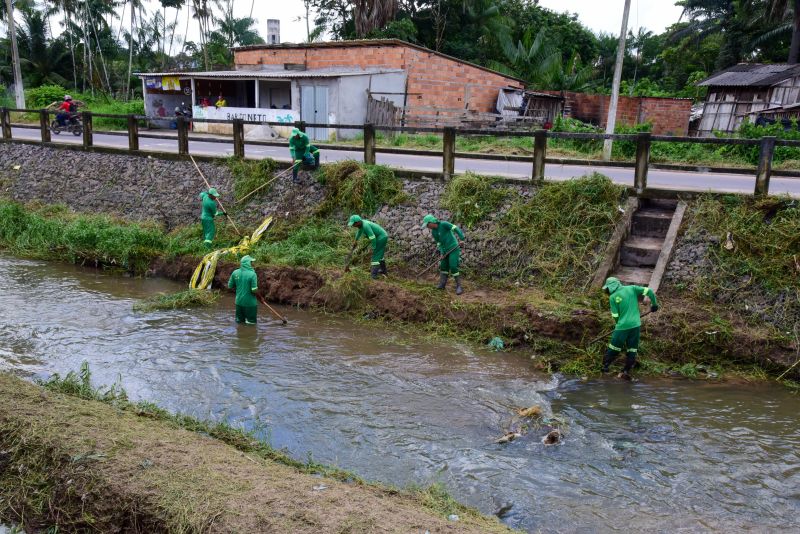 Imagens da limpeza do canal Maguariaçu na estrada do Maguari