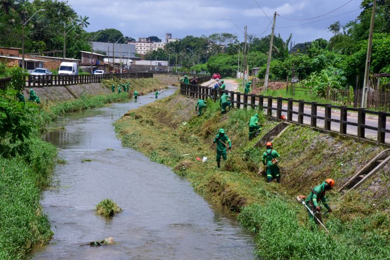 Imagens da limpeza do canal Maguariaçu na estrada do Maguari