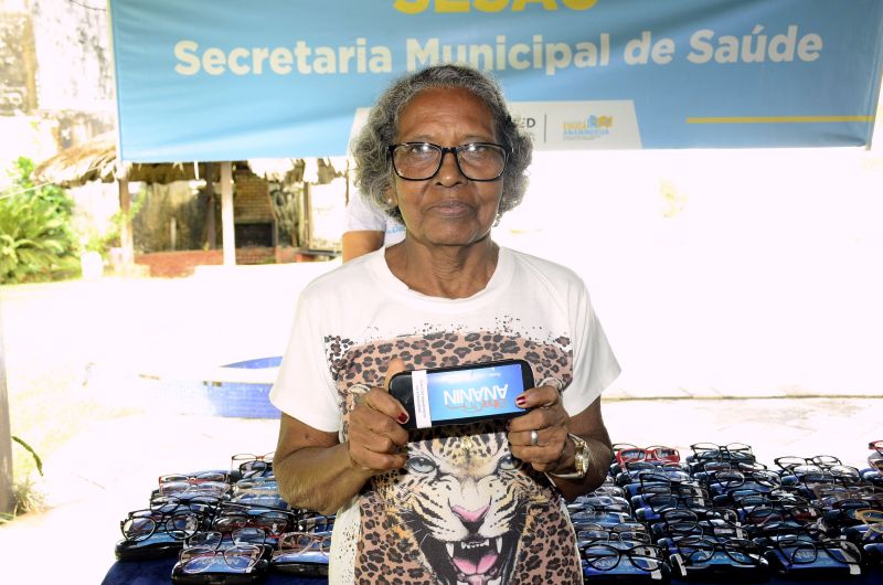 Entrega de óculos aos pacientes atendidos no Programa Prefeitura em Movimento no CRAS do Jaderlândia