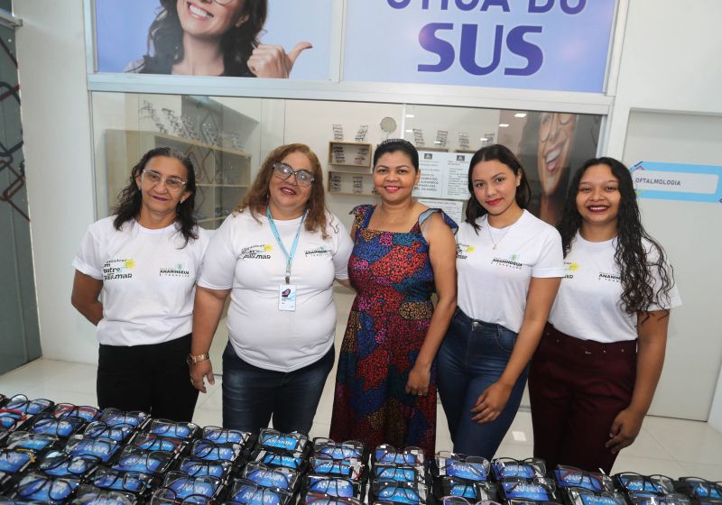 Entrega de óculos aos pacientes atendidos no Super Centro