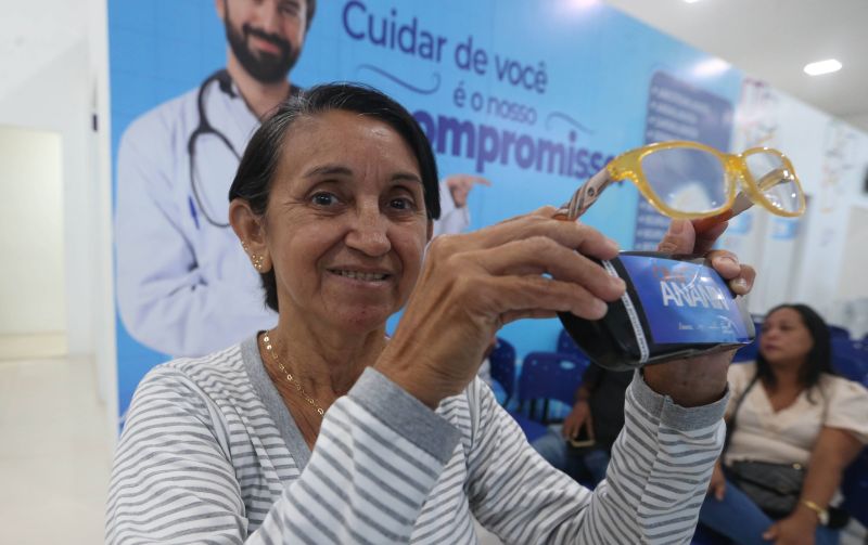 Entrega de óculos aos pacientes atendidos no Super Centro