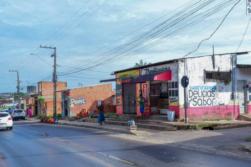 Dona Souza, comerciante do local exibindo seu título.