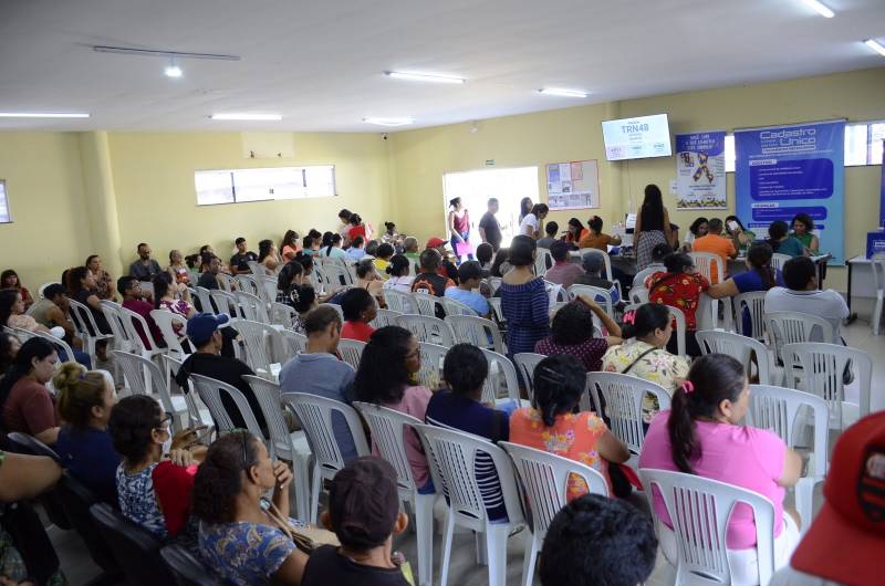 População aguardando atendimento.