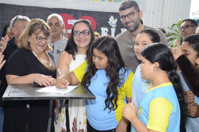 Ana Paula, aluna representante de turma da escola, assinando a OS.