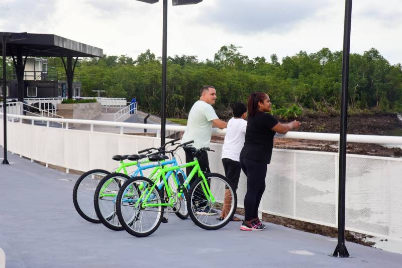 Pessoas com bicicleta na Orla do Icuí 