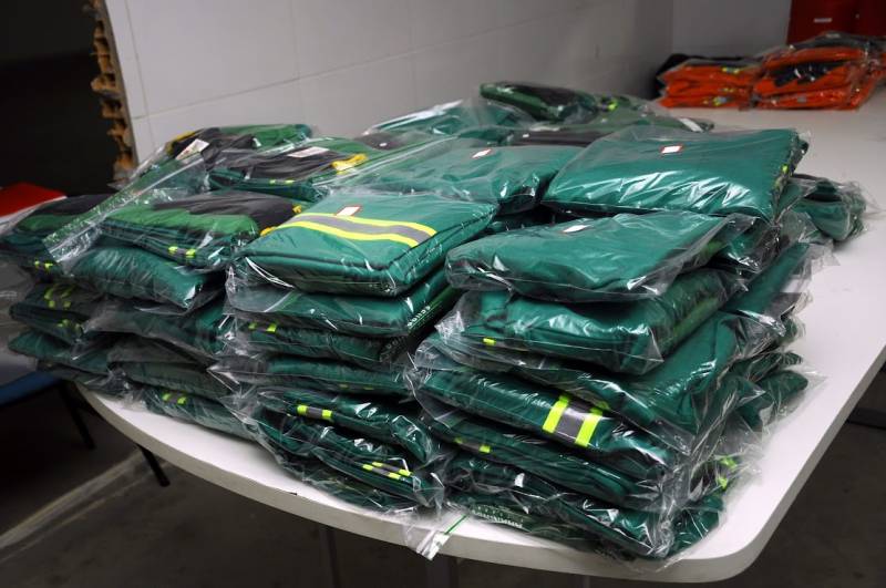Os kits novos e que foram entregues para os garis da SEURB