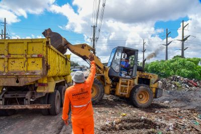 galeria: Imagens de limpeza do terreno ao lado da COSANPA na avenida Independência no Curuçambá