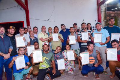 notícia: Prefeitura de Ananindeua entrega 22 títulos de concessão de direito real de uso para comerciantes do Maguariaçu