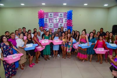 notícia: Prefeitura entrega enxoval para 65 gestantes cadastradas no Programa "Mãe Ananin"