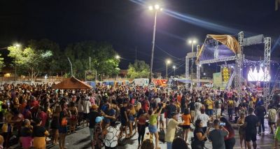 notícia: A chuva não desanimou os foliões na terceira noite de Carna Ananindeua 2024