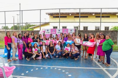 notícia: No Dia da Mulher Prefeitura realiza entrega de kits do Programa "Mãe Ananin"