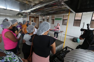 notícia: Curso para empreendedoras no mundo do chocolate marca a parceria entre a Prefeitura de Ananindeua, Sebrae e Unama