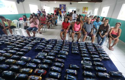 notícia: Prefeitura entrega 275 óculos de grau para moradores do Icuí.