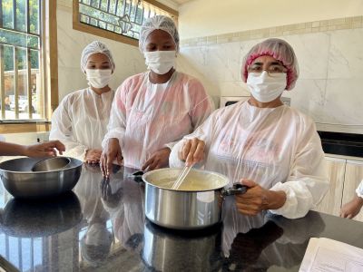 notícia: Programa Municipal "Talento e Oportunidade" promove curso de bolos e tortas para mulheres inscritas no Cadastro Único