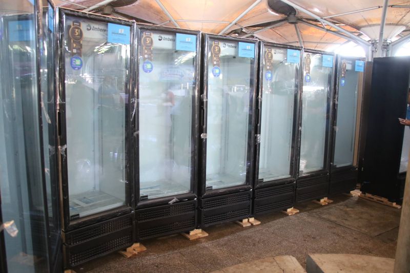 Entrega de refrigerador expositor na feira da Cidade Nova IV