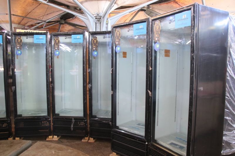 Entrega de refrigerador expositor na feira da Cidade Nova IV