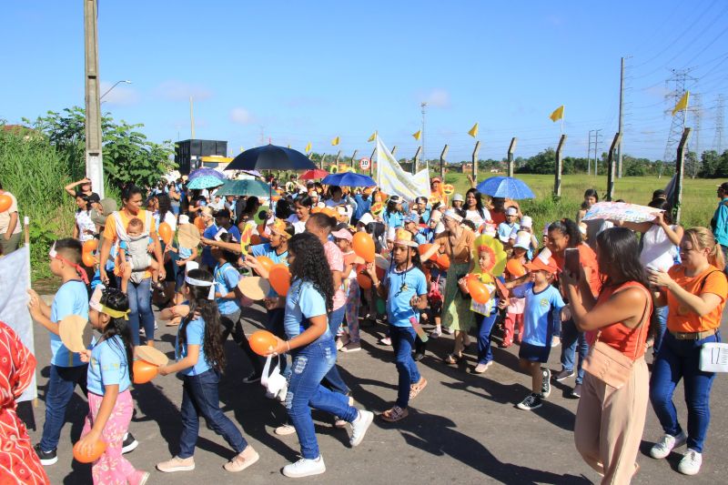 Caminhada em combate ao abuso infantil na escola municipal Maria Estelita