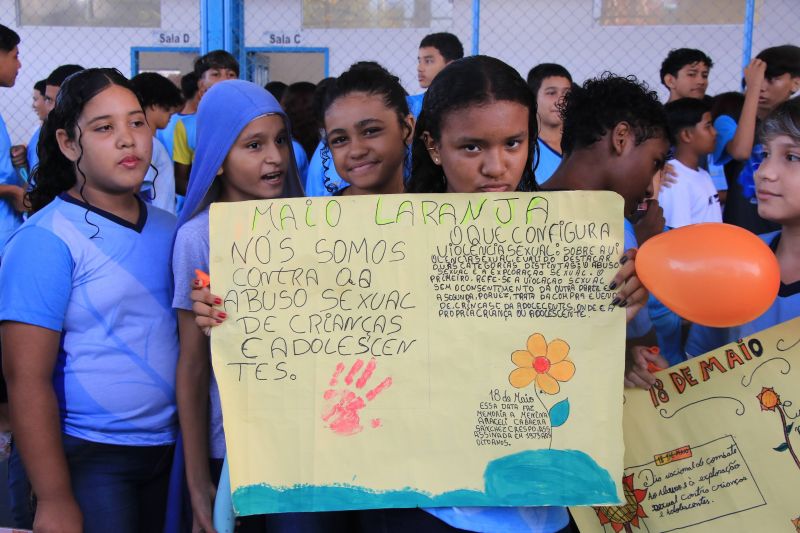 Caminhada em combate ao abuso infantil na escola municipal Maria Estelita