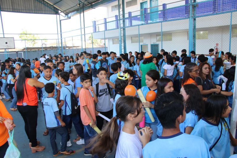 Caminhada em combate ao abuso infantil na escola municipal Maria Estelita