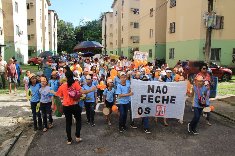 Caminhada em combate ao abuso infantil na escola municipal Maria Estelita