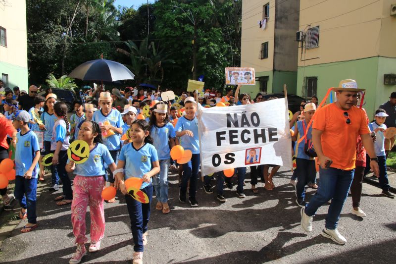 Caminhada em combate ao abuso infantil na escola municipal Maria Estelita