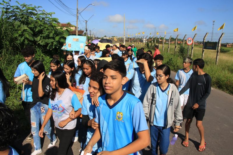 Caminhada em combate ao abuso infantil na escola municipal Maria Estelita