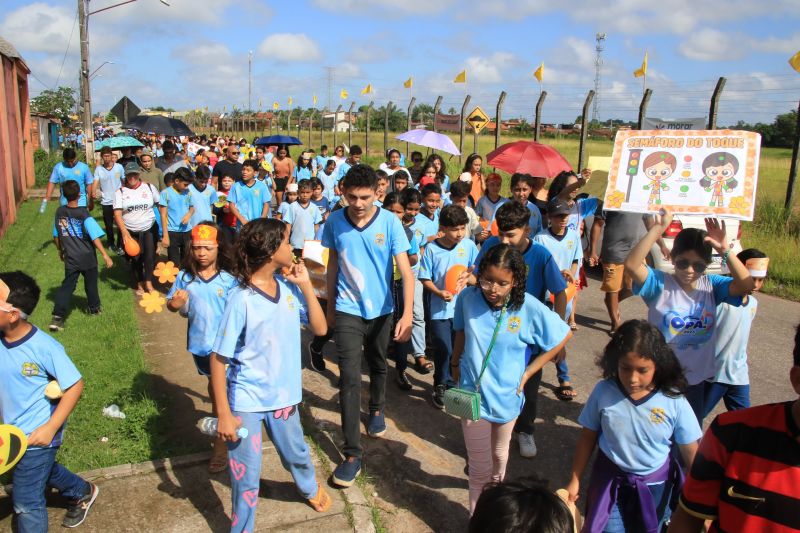 Caminhada em combate ao abuso infantil na escola municipal Maria Estelita