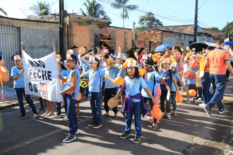 Caminhada em combate ao abuso infantil na escola municipal Maria Estelita