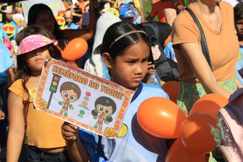 Caminhada em combate ao abuso infantil na escola municipal Maria Estelita