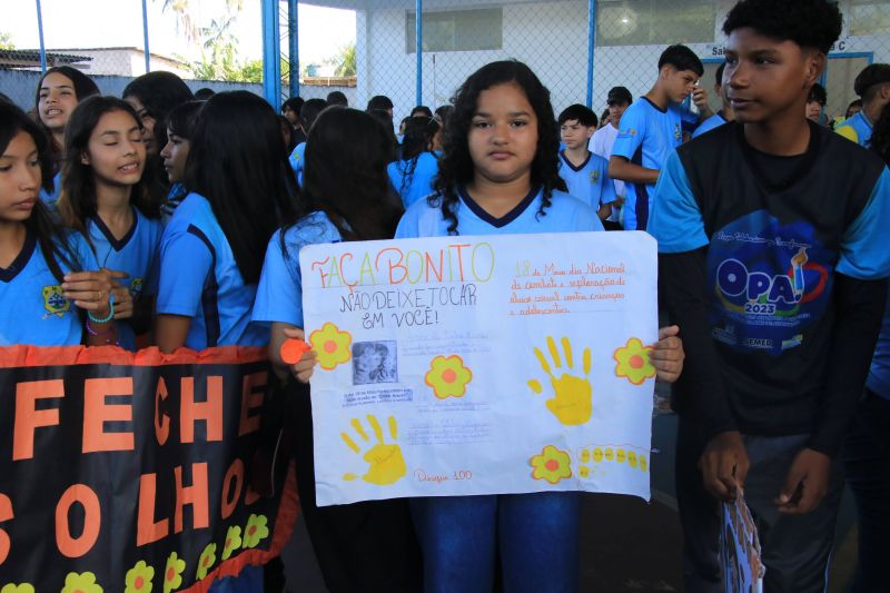 Caminhada em combate ao abuso infantil na escola municipal Maria Estelita
