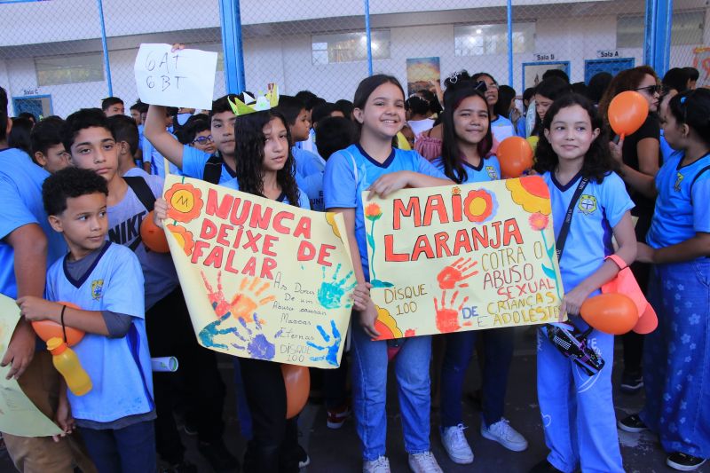 Caminhada em combate ao abuso infantil na escola municipal Maria Estelita